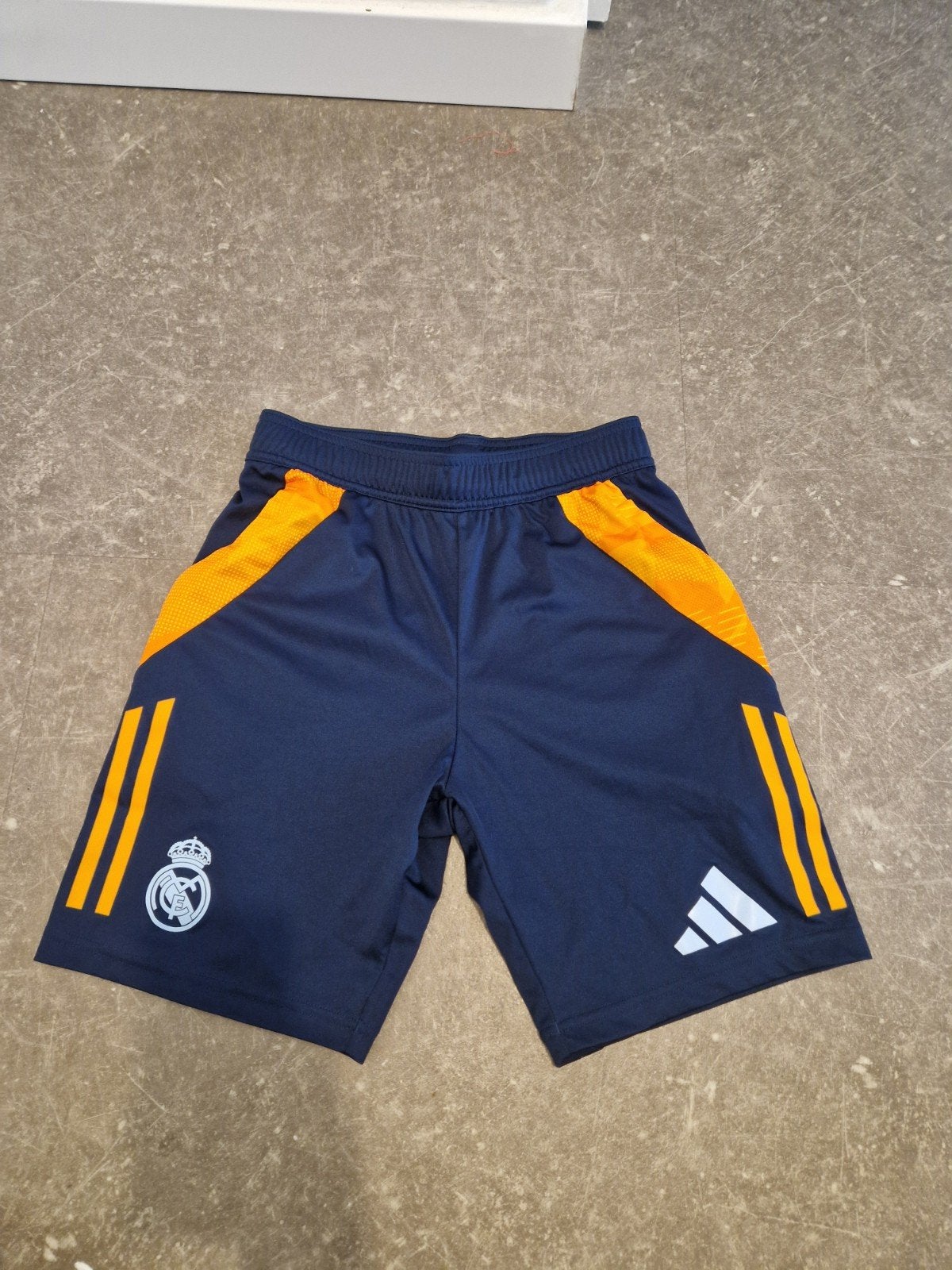 Real Madrid korte broek maat XS zgan, Ophalen of Verzenden, Zo goed als nieuw, Maat 46 (S) of kleiner, Voetbal
