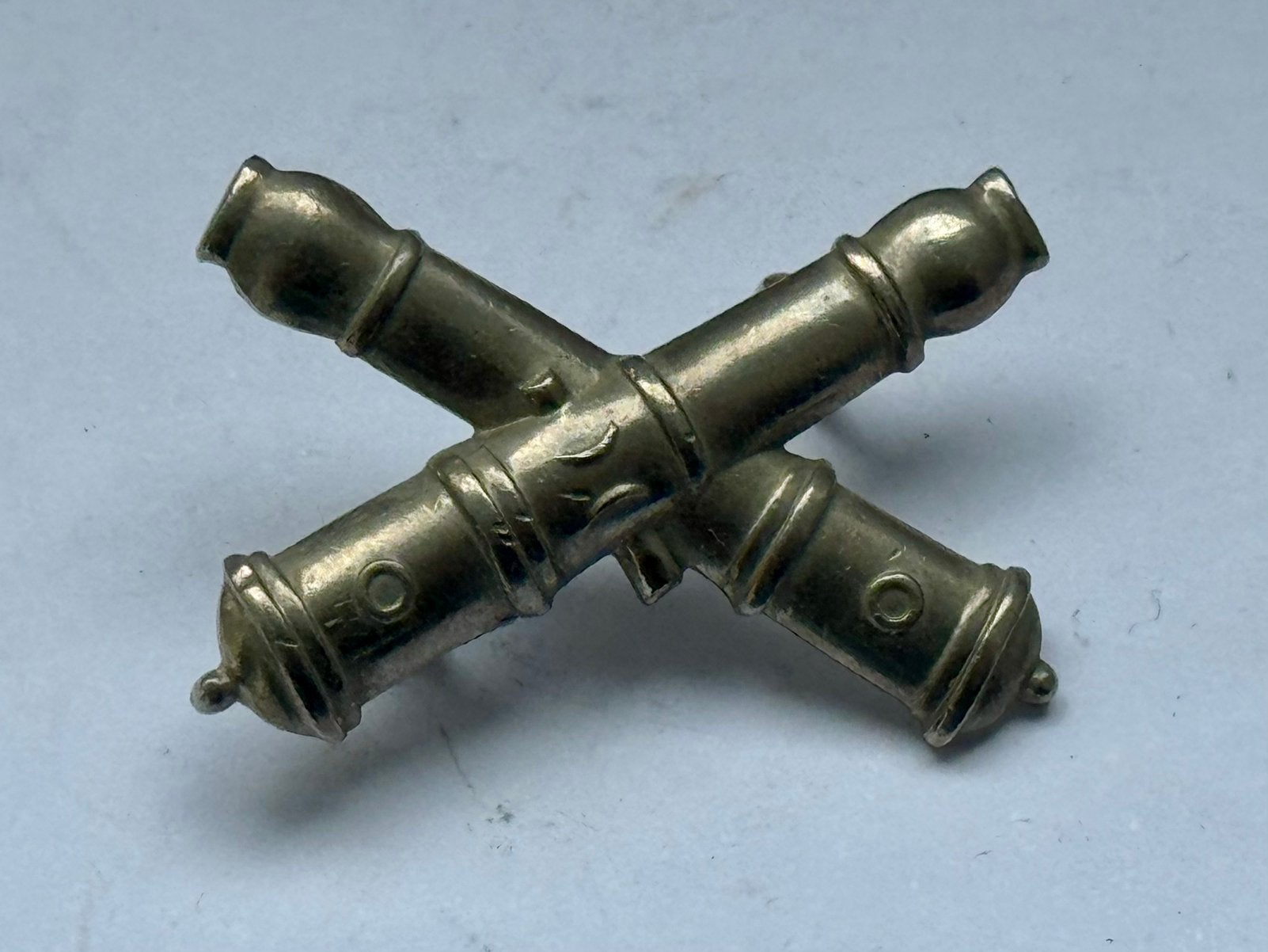 Zilverkleurige Kraagembleem Artillerie, Verzamelen, Ophalen of Verzenden, Landmacht, Nederland, Embleem of Badge