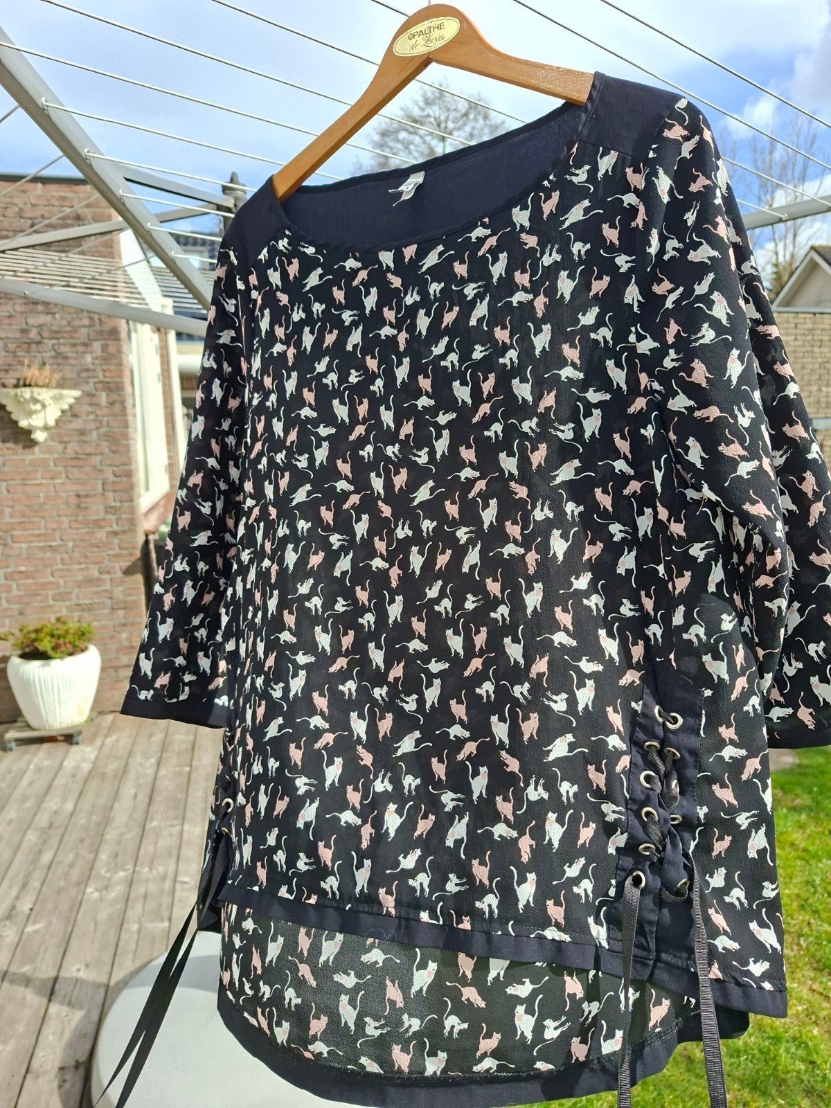 Zwarte blouse met kattenprint en veterdetails M € 10,00, Maat 38/40 (M), Zwart, Ophalen of Verzenden, Onbekend