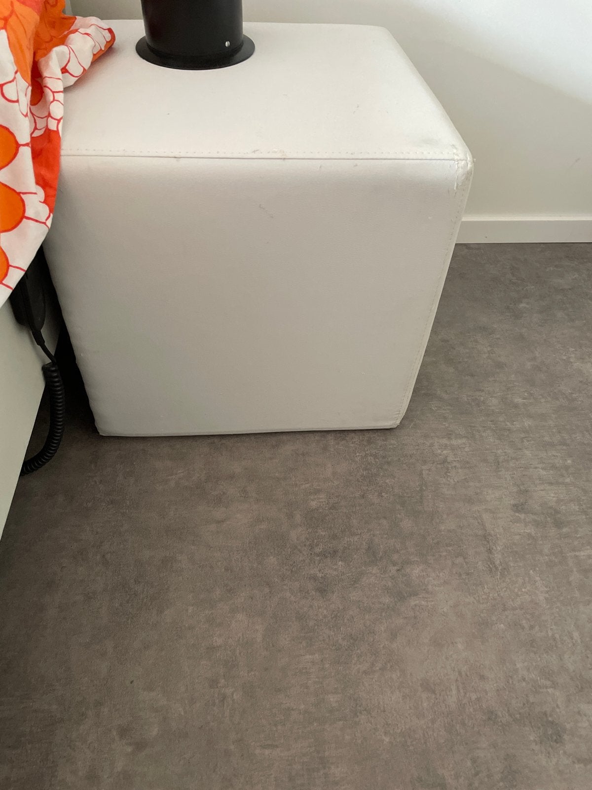 2x Witte poef/voetenbank van kunstleer, Huis en Inrichting, Banken | Voetenbanken en Poefen, Ophalen, Gebruikt, Vierkant, Minder dan 50 cm