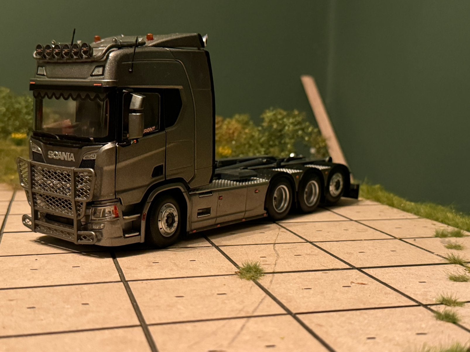 Scania haakarm 1:32 verbouwd, Ophalen of Verzenden, Zo goed als nieuw, Bus of Vrachtwagen, Overige merken