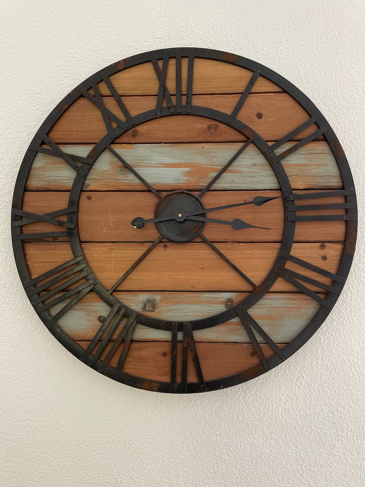Grote Wandklok Hout en Metaal - Doorsnee 70cm, Ophalen, Analoog, Werkt op batterijen, Zo goed als nieuw