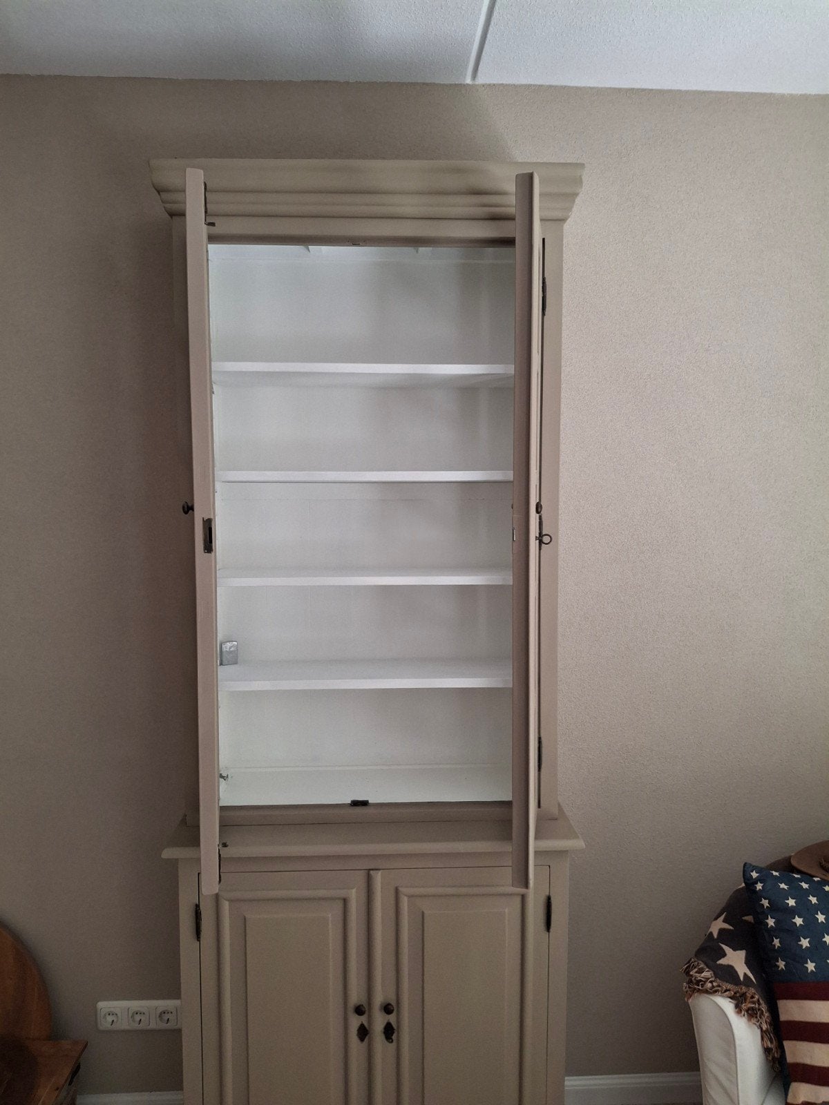 Mooie vitrinekast/boekenkast met glazen deuren, Ophalen, Met deur(en), 50 tot 100 cm, Zo goed als nieuw