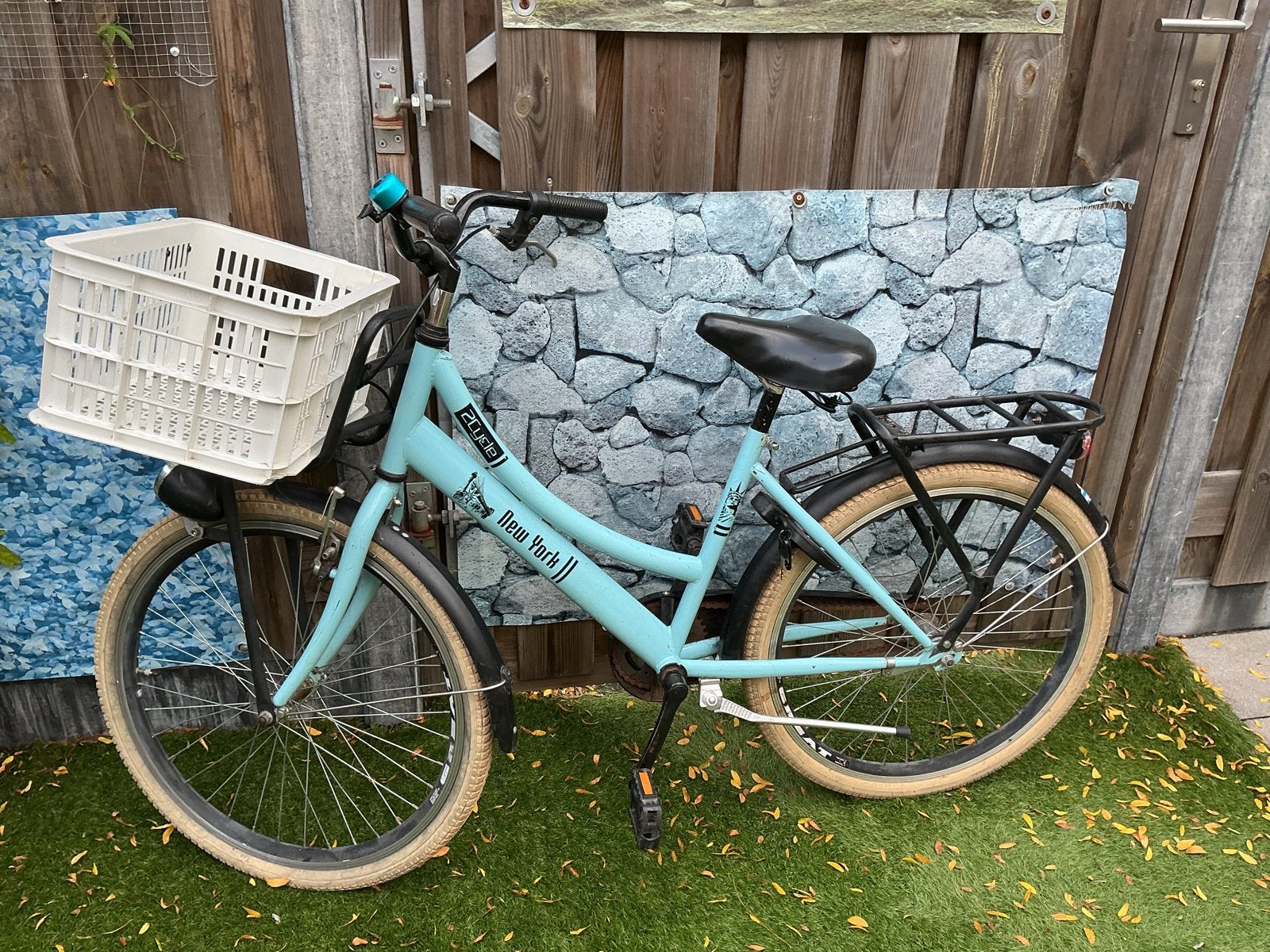 Leuke lichtblauwe  meisjes fiets met krat en bagagedrager, Terugtraprem, Ophalen of Verzenden, Handrem, Gebruikt
