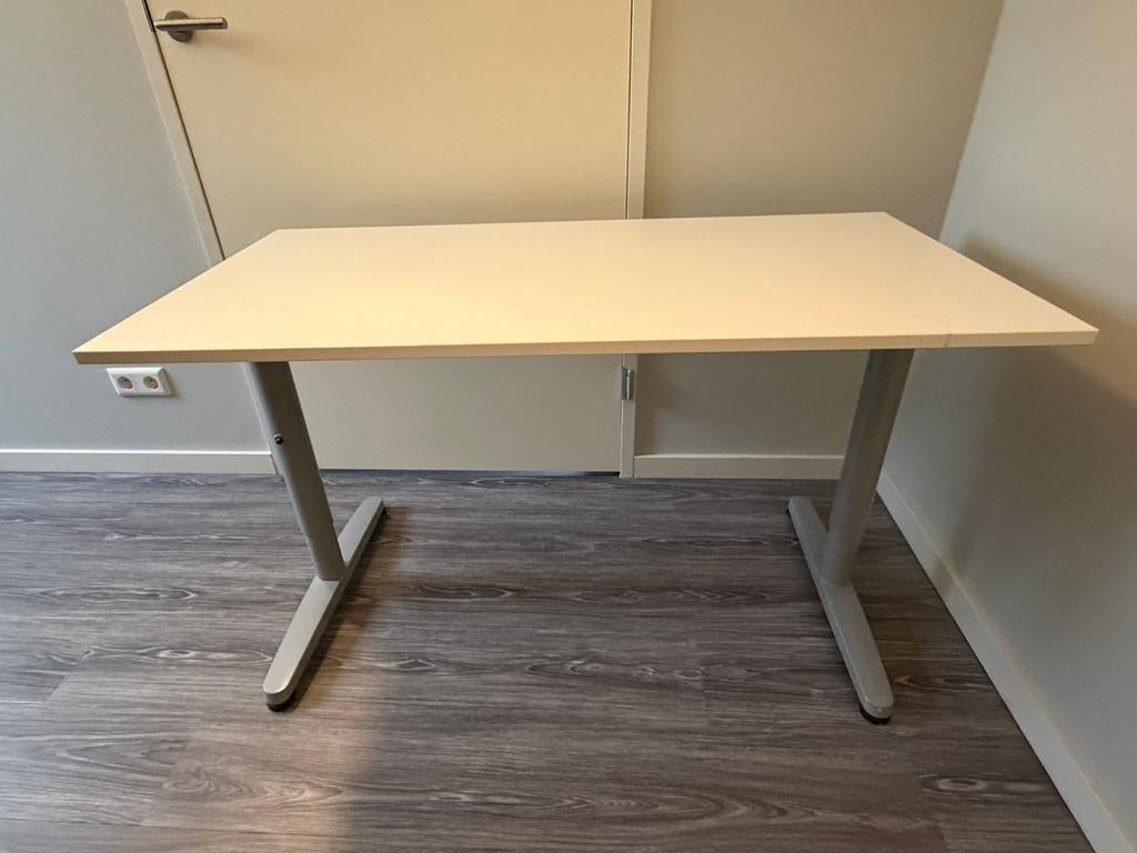 Stevig wit, in hoogte verstelbaar bureau 120x60 cm, Ophalen, Gebruikt, IKEA, Computerbureau