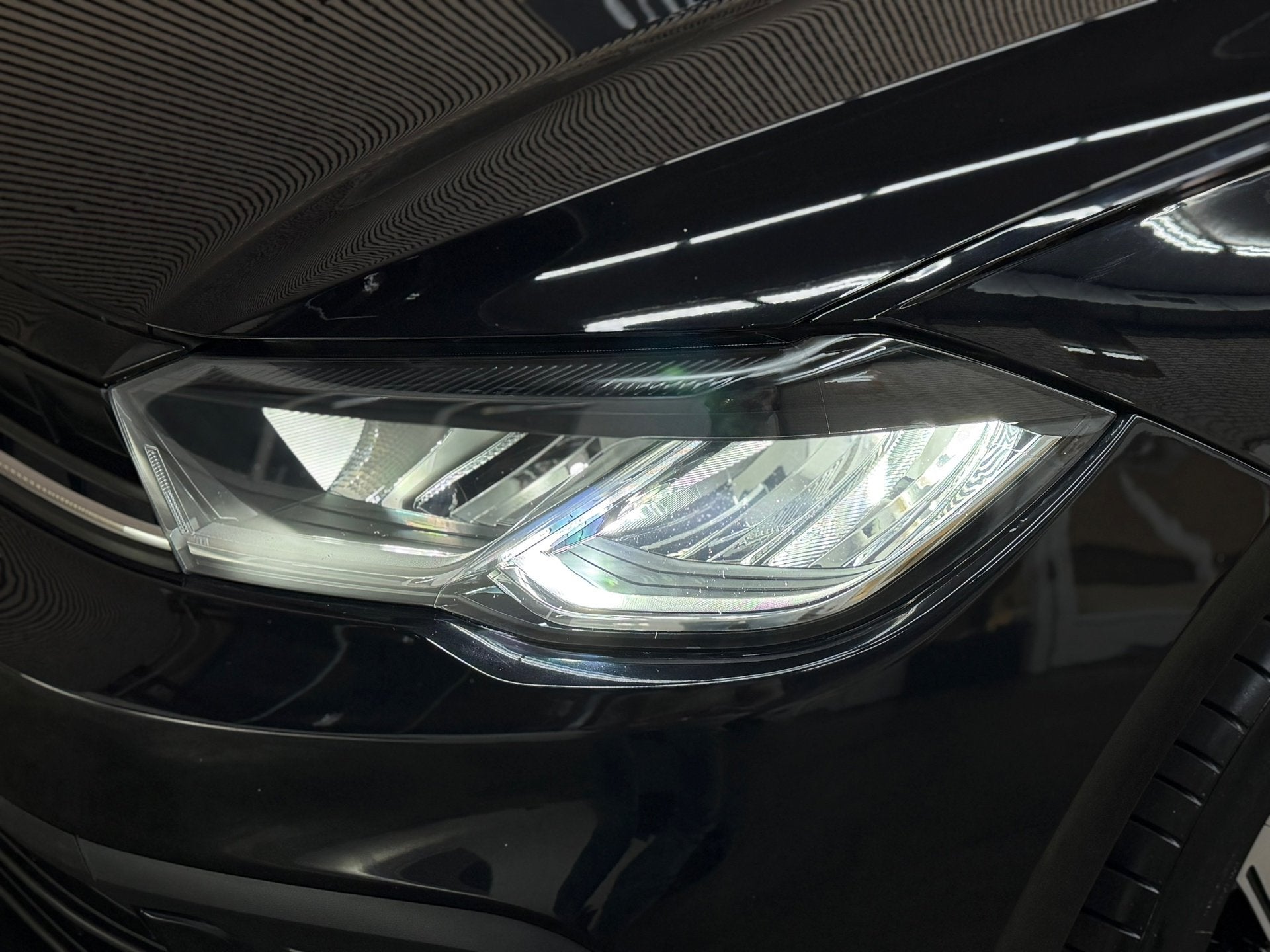 Volkswagen Polo 1.0 TSI R-Line 2023 DSG VITRUAL KEYLESS ACC, Stof, Gebruikt, Automatische klimaatregeling, Zwart
