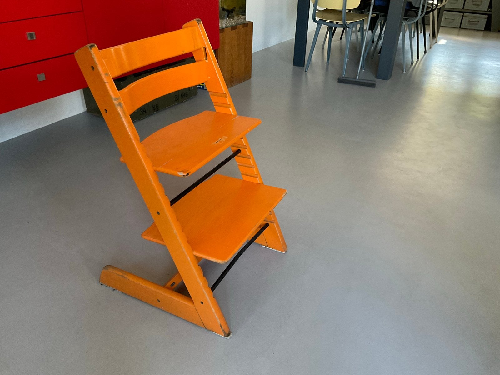 Stokke Tripp Trapp meegroeistoel - Oranje met accessoires, Kinderen en Baby's, Kinderstoelen, Ophalen, Gebruikt, Meegroeistoel