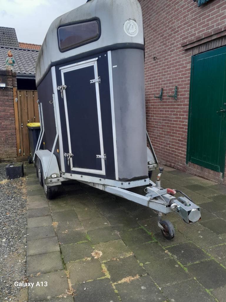 1,5 paarden trailer te koop, Ophalen, Zo goed als nieuw, Hout, 1½-paards trailer