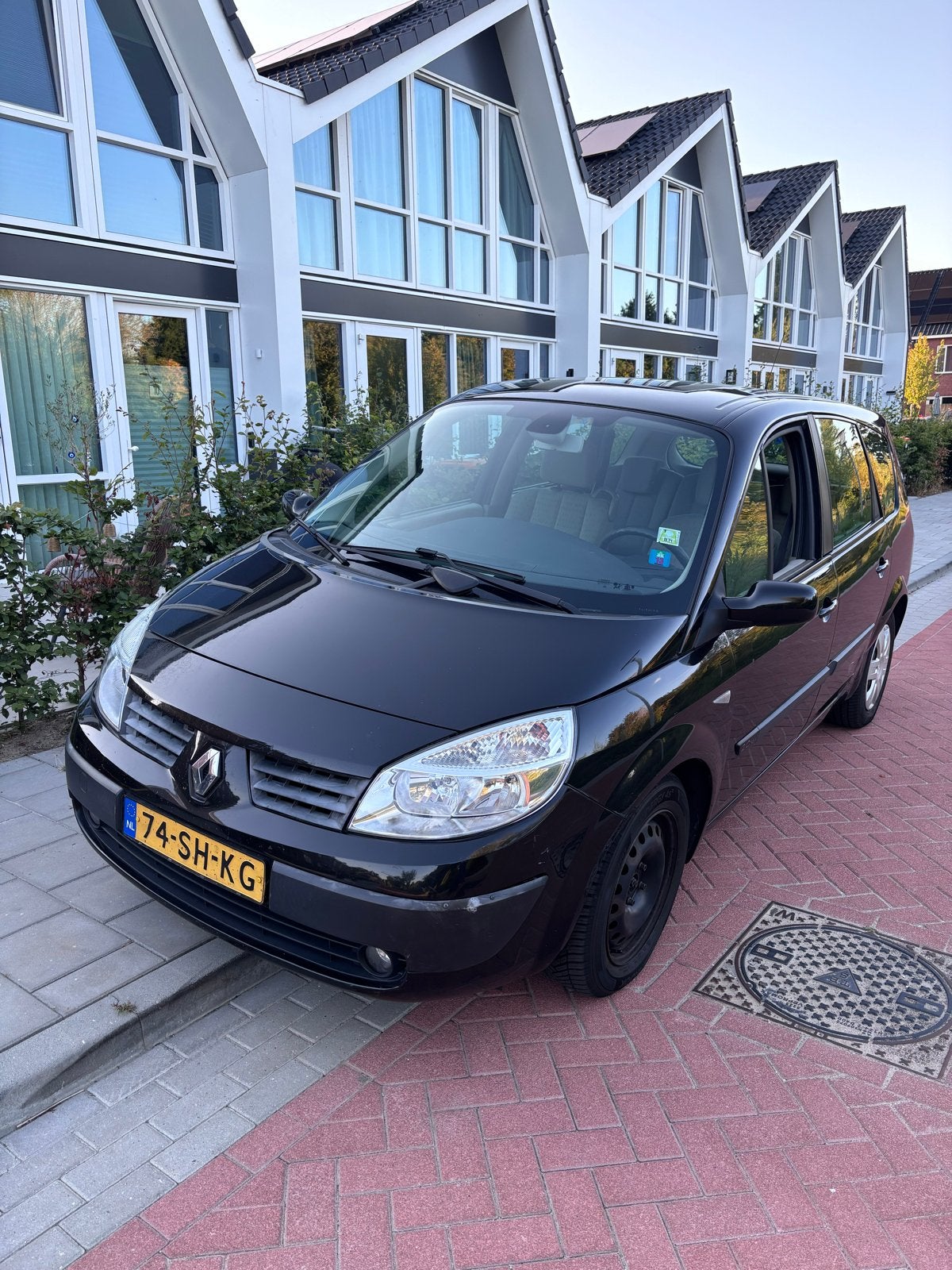 Renault Grand Scenic 2.0 16V 7P 2006 Zwart, Voorwielaandrijving, 1998 cc, Beige, 4 cilinders