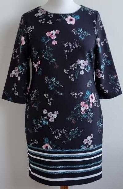 Lola Liza zwarte jurk met bloemen print mt. 42, Kleding | Dames, Zwart, Maat 42/44 (L), Ophalen of Verzenden, Zo goed als nieuw