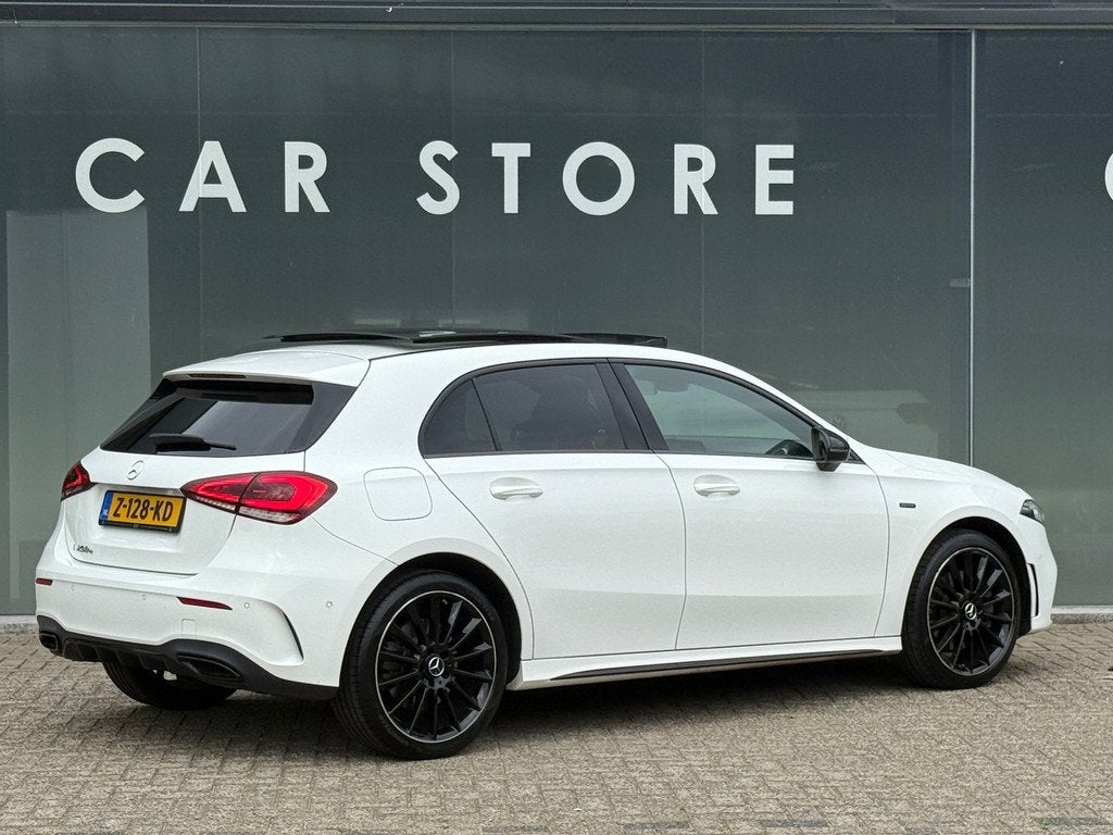 Mercedes-Benz A-klasse 250 e AMG Line Pano|Sfeer|19Inch|Adap, Auto's, Gebruikt, 4 cilinders, 15 kWh, Leder en Stof