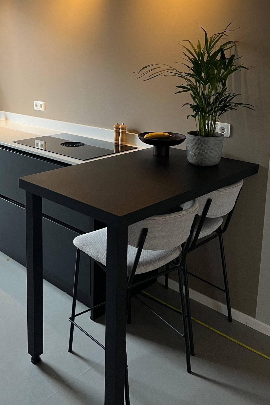 Häcker Keukenbar/barblad 115x65 cm incl 2 barkrukken, 100 tot 150 cm, Tot twee personen, Zo goed als nieuw, Rechthoekig