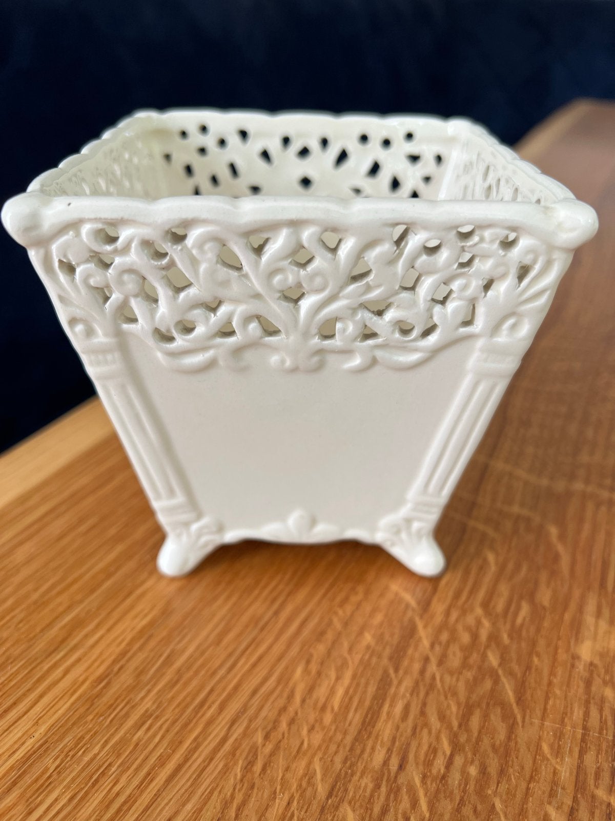 Decoratieve witte keramische pot met opengewerkt patroon, Antiek en Kunst, Ophalen of Verzenden