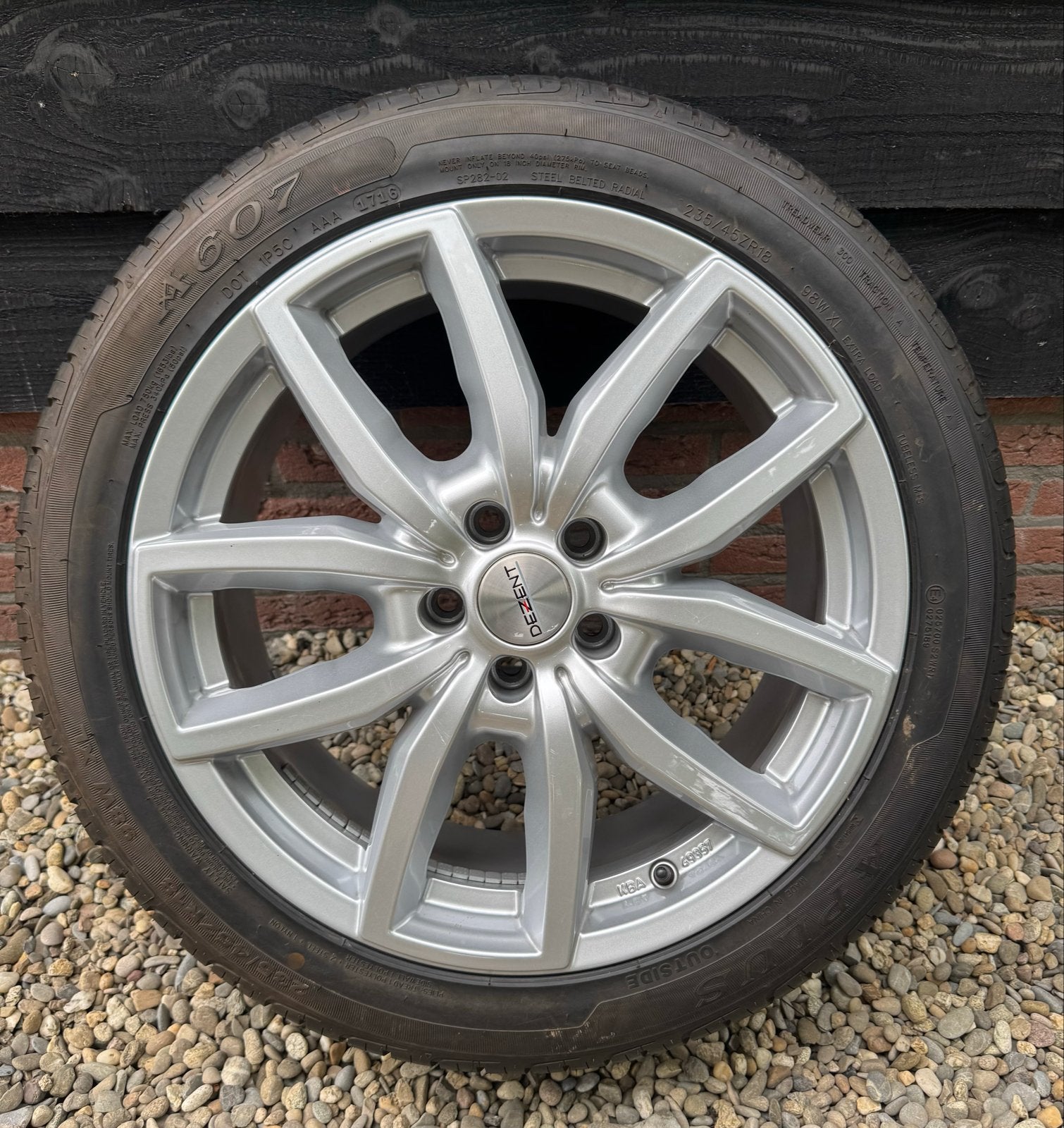 Dezent velg met A607 band - 235/45ZR18, Ophalen, 18 inch, Gebruikt, Banden en Velgen