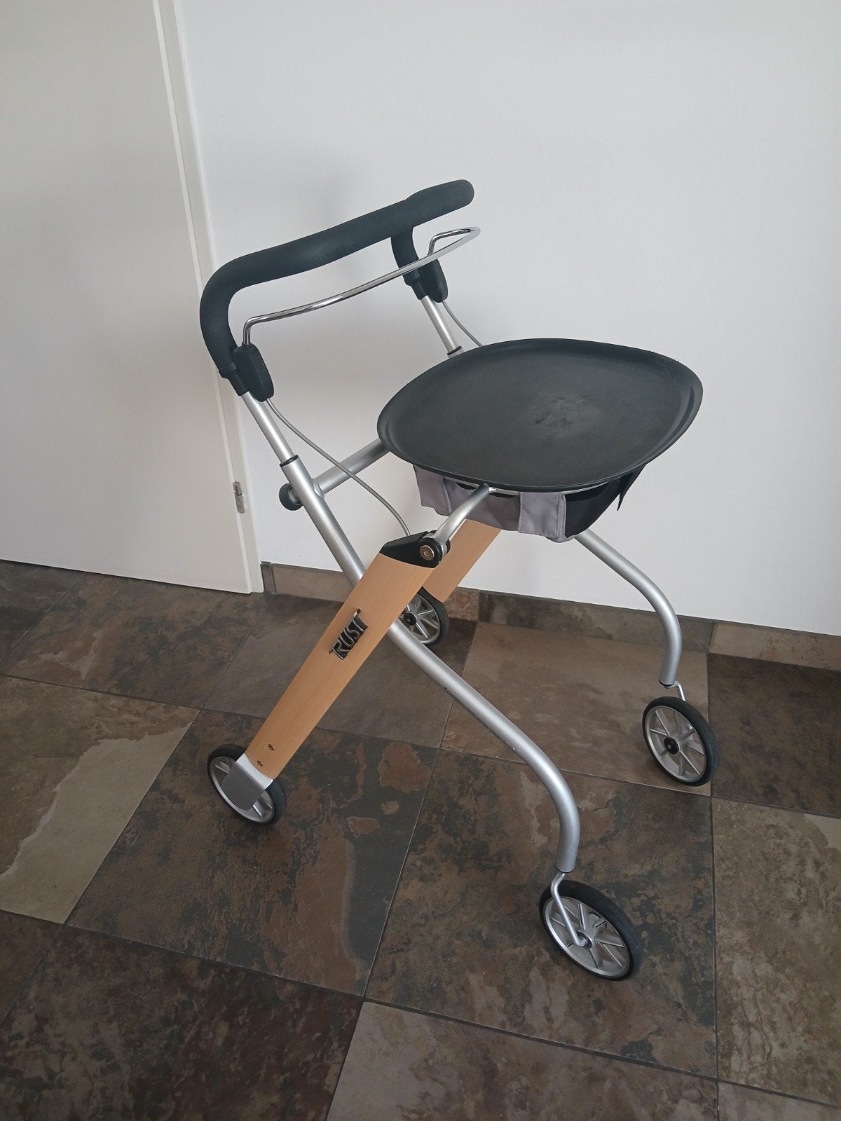 Rollator Trust Care Indoor, Ophalen, Zo goed als nieuw