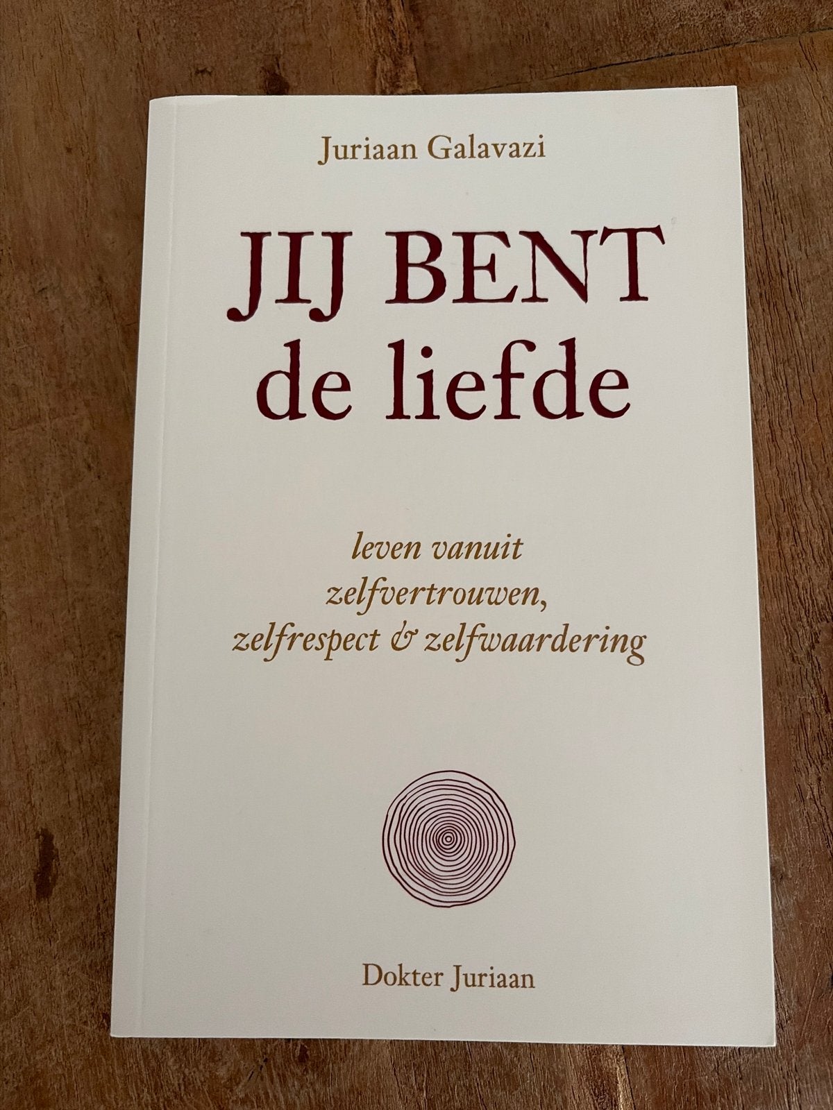 Jij bent de liefde - Juriaan Galavazi, Boeken, Ophalen of Verzenden, Zo goed als nieuw, Spiritualiteit algemeen, Achtergrond en Informatie