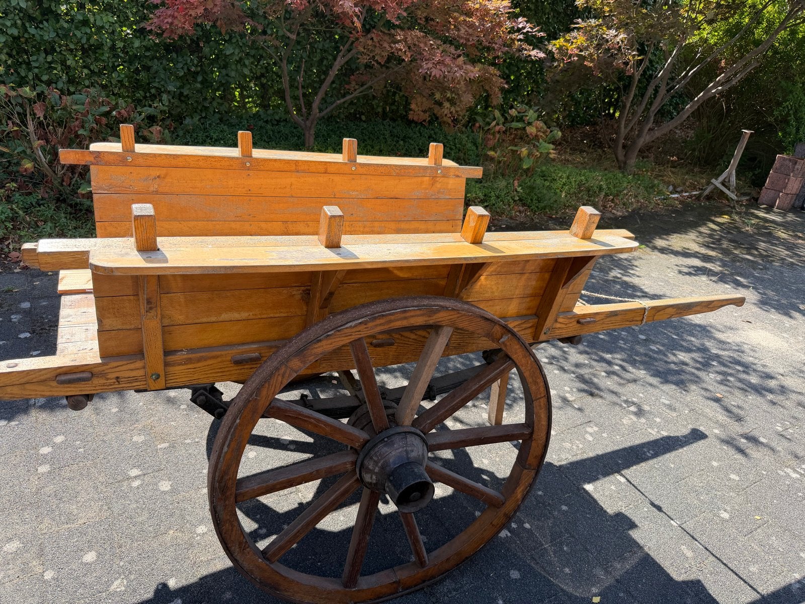 Decoratieve houten kar met grote wielen, Ophalen