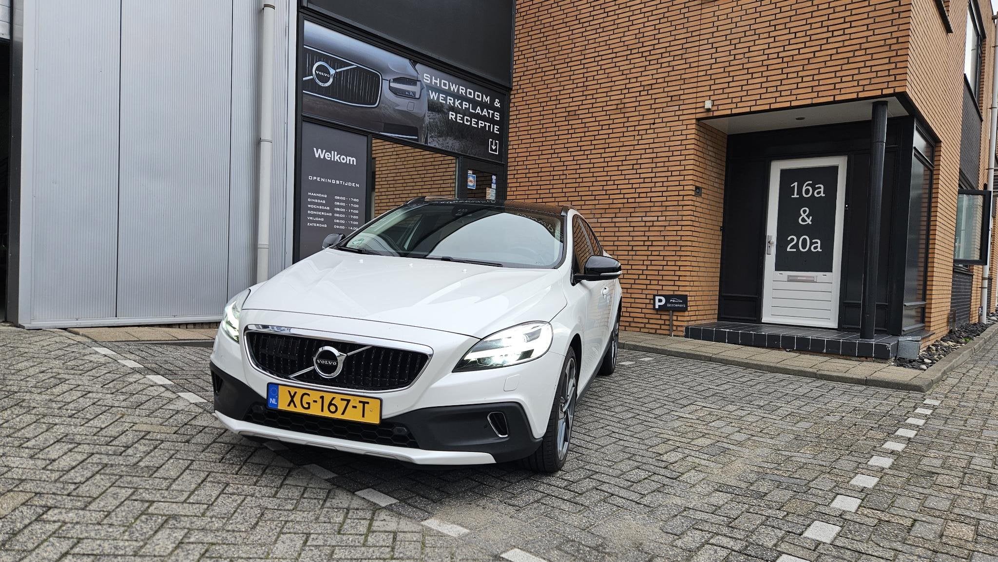 Volvo V40 Cross Country 1.5 T3 Polar+ Luxury, Auto's, Dealer onderhouden, Euro 6, 700 kg, Wit