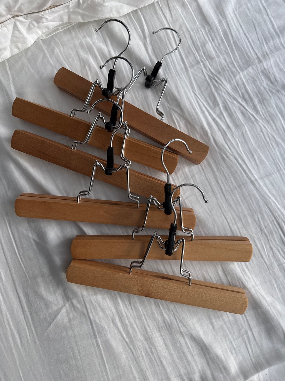 Houten broekhangers met klemmen - Set van 5, Ophalen of Verzenden, Gebruikt, Hout, Kinderen en Volwassenen