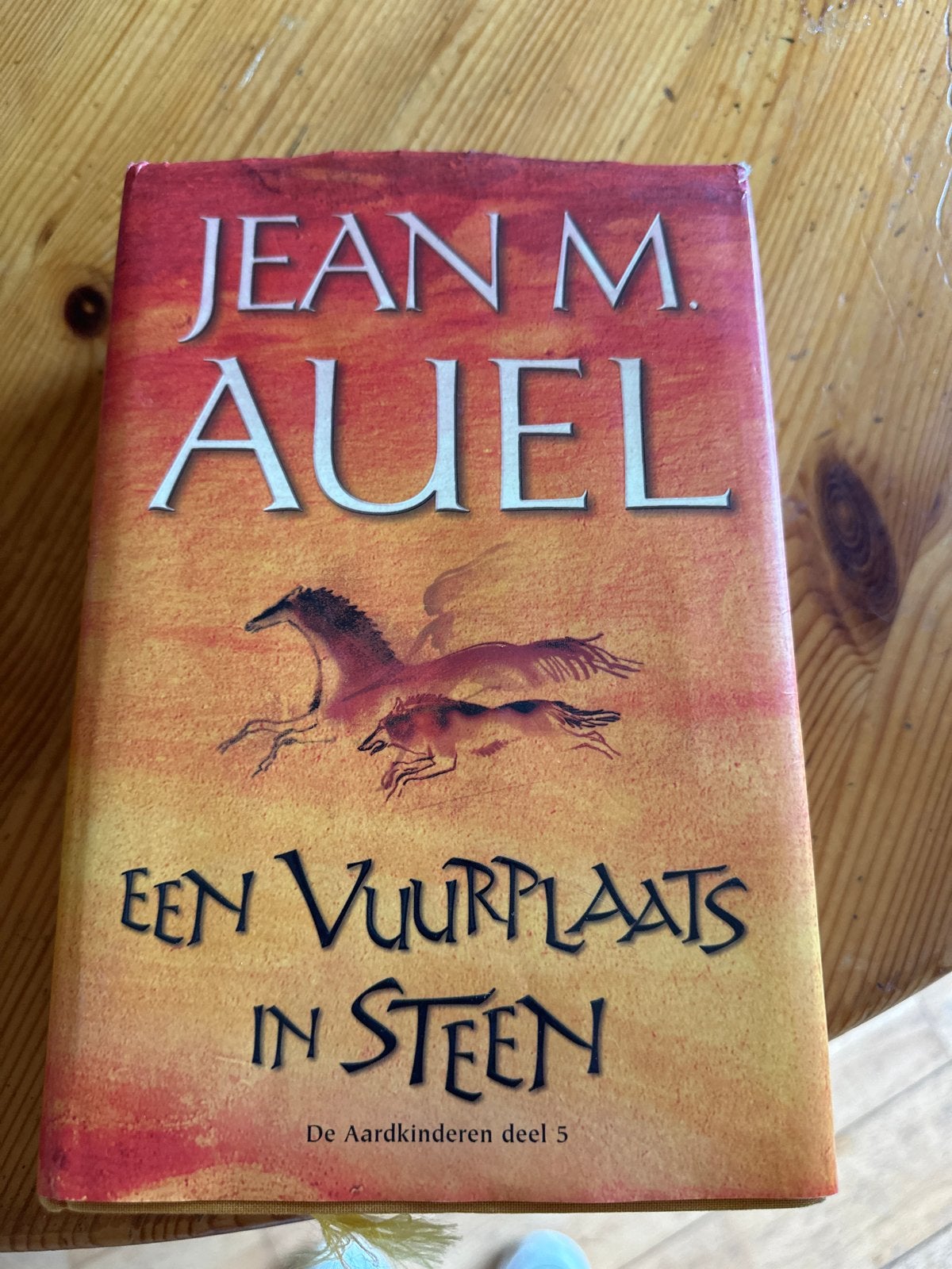 Jean M. Auel - Een Vuurplaats in Steen (De Aardkinderen deel, Ophalen of Verzenden, Gelezen, Nederland
