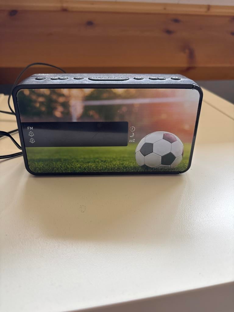 Bigben wekkerradio met voetbalthema, Ophalen of Verzenden, Zo goed als nieuw, Digitaal