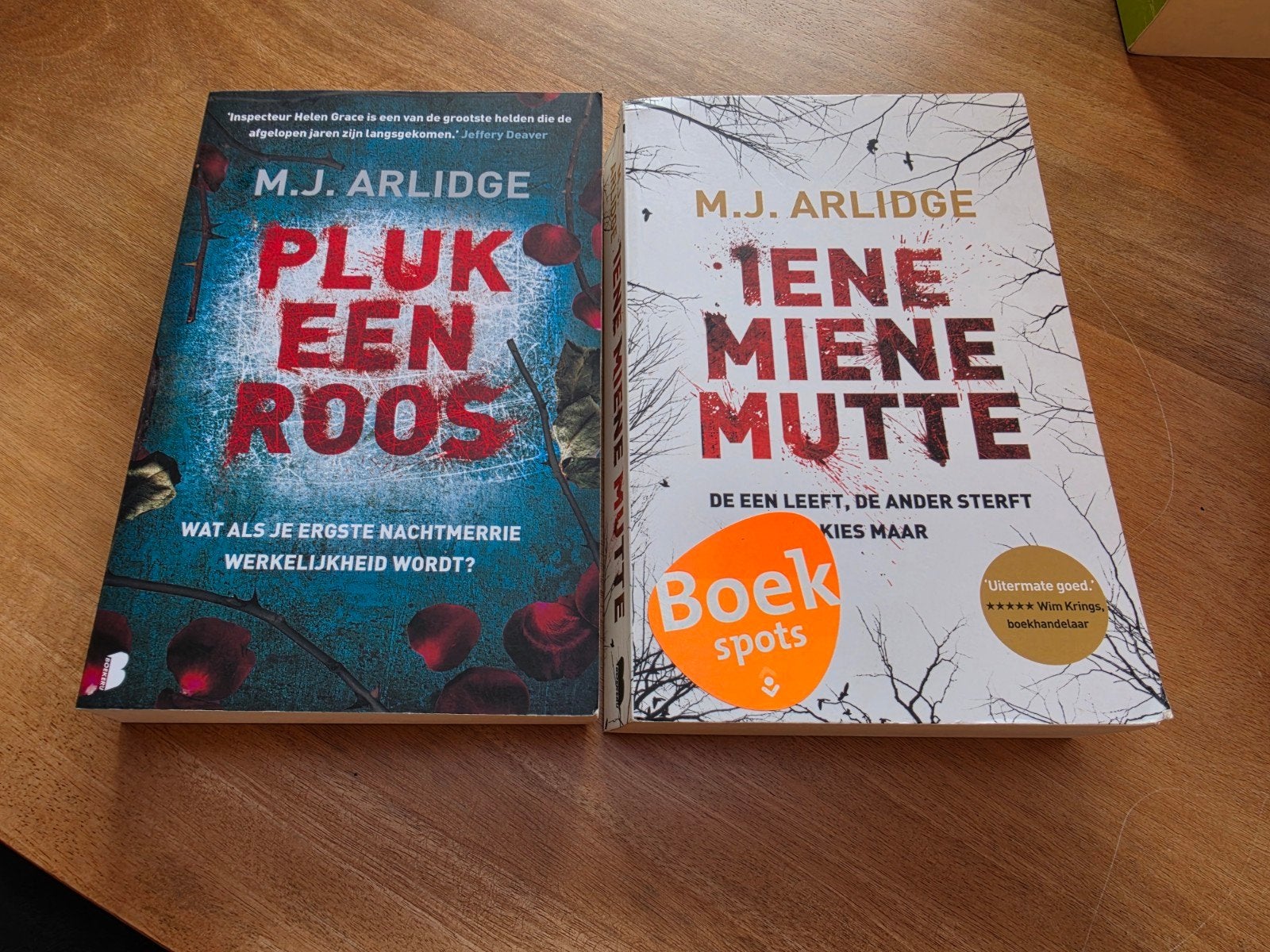 M.J. Arlidge - Tene Miene Mutte & Pluk een Roos (2 boeken), Boeken, Ophalen of Verzenden, Gelezen, M.J. Arlidge, Nederland