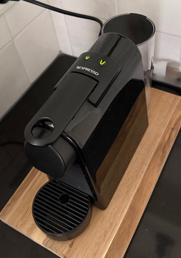 Nespresso Essenza Mini, Gebruikt, Espresso apparaat, Ophalen of Verzenden, Koffiepads en cups