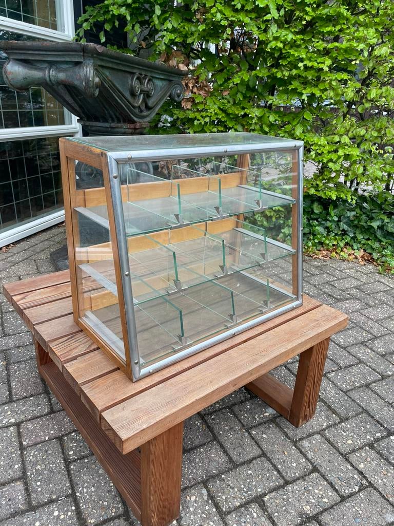 Antieke toonbank vitrine, Y. Minks Leeuwarden, Ophalen