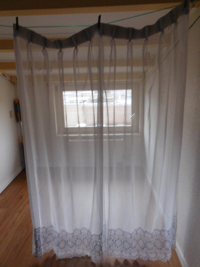 2 Vitrage gordijnen met gehaakte rand met bloemen, 1a afm.br, Huis en Inrichting, Met haken, Gebruikt, Wit, 182 cm