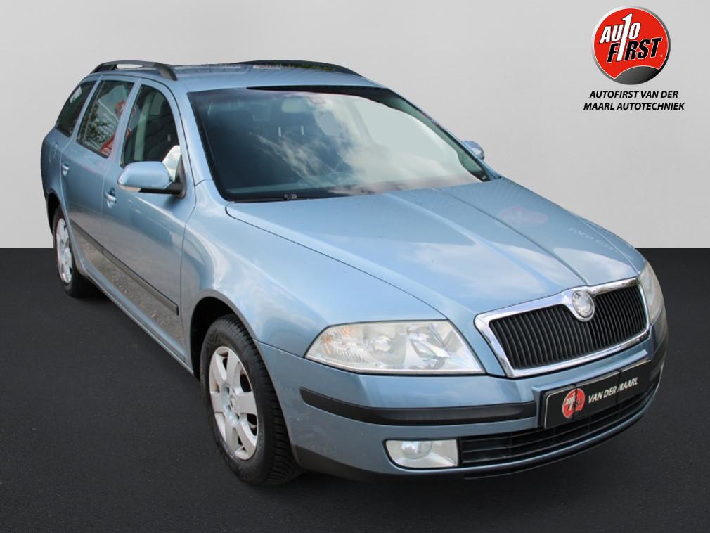 Skoda Octavia Combi 1.6 FSI Elegance (bj 2008), Auto's, Skoda, Keurmerk '100% Onderhouden', Gebruikt, Zwart, 4 cilinders