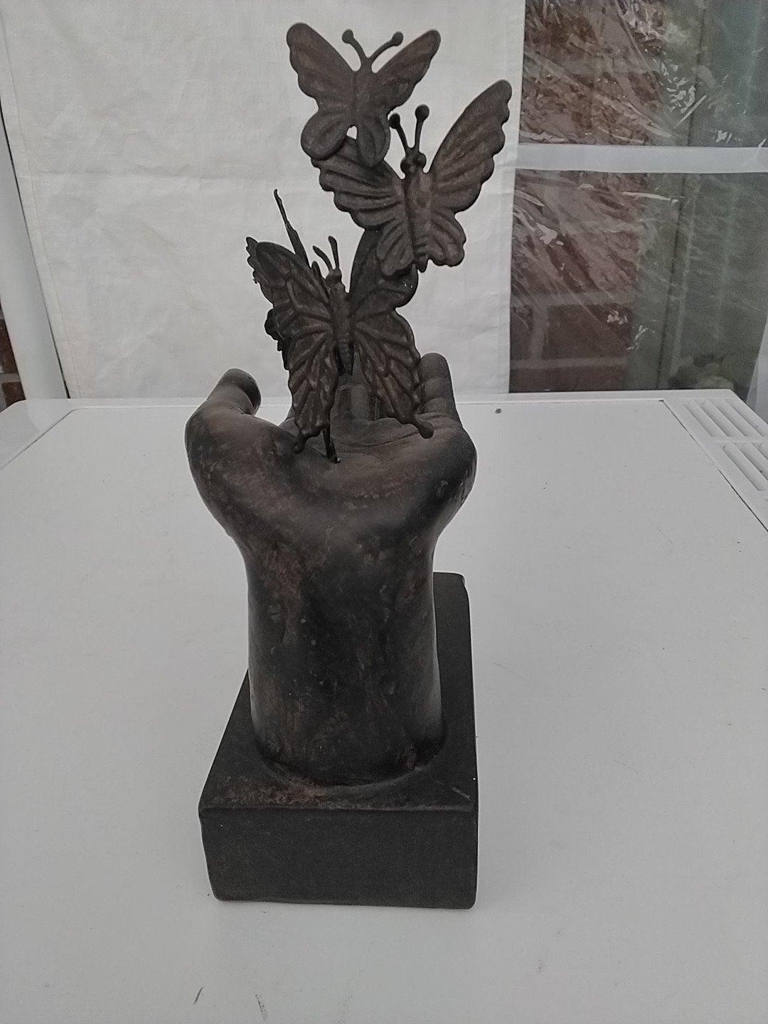 Decoratief beeld 'Hand met vlinders' - MGO, Overige onderwerpen, Weerbestendig, Ophalen of Verzenden, 20 - 50 cm