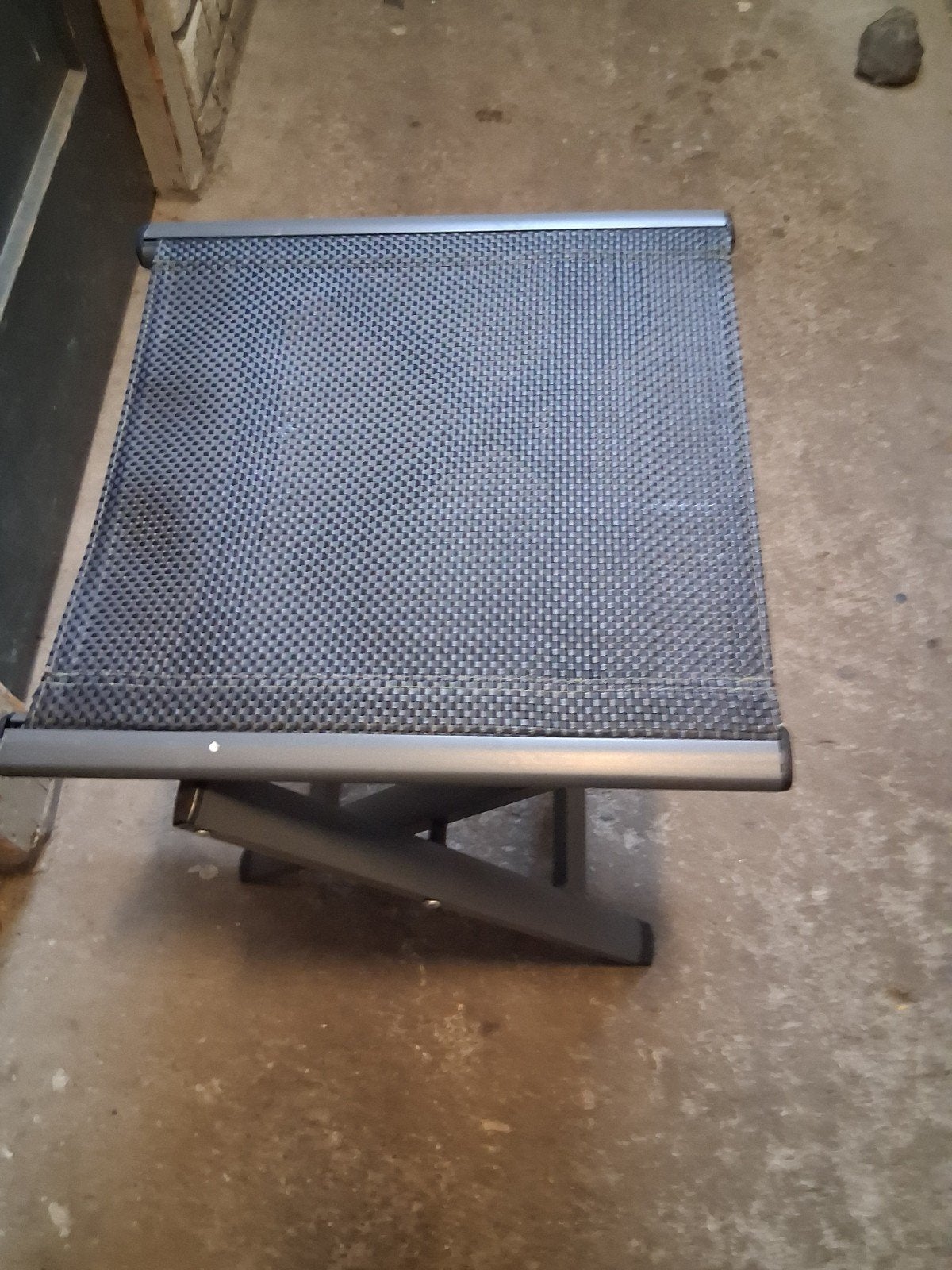 Inklapbaar voetenbankje / krukje van metaal en textileen, Tuin en Terras, Ophalen, Gebruikt, Metaal, Inklapbaar