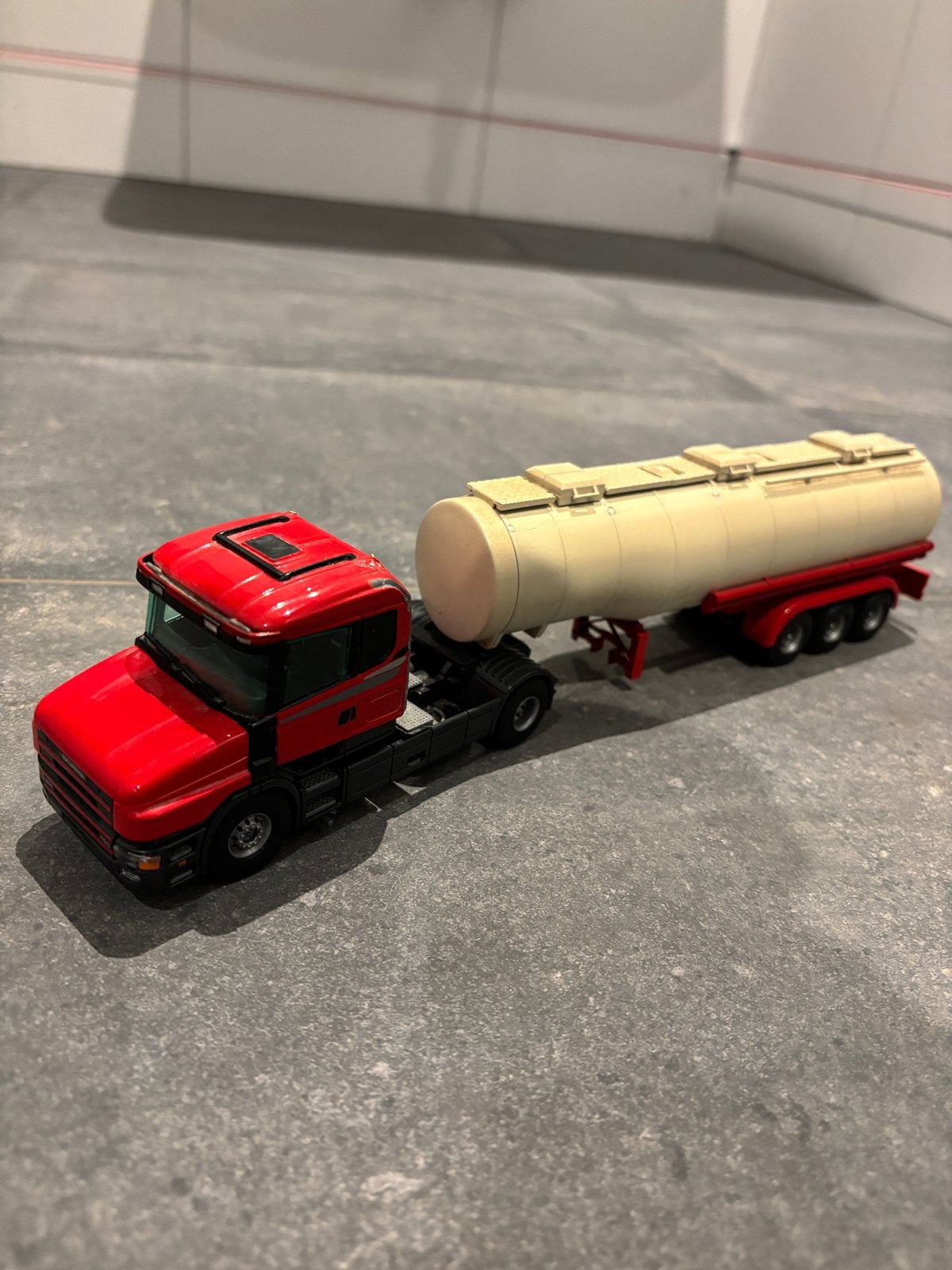 Tekno torpedo met een tanktrailer, Hobby en Vrije tijd, Modelauto's | 1:50, Ophalen of Verzenden, Gebruikt, Bus of Vrachtwagen