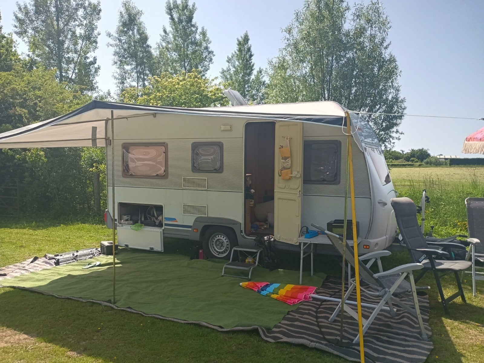 Dethleffs new line 420 vast bed en trein zit, Treinzit, 750 - 1000 kg, Particulier, Tot en met 4