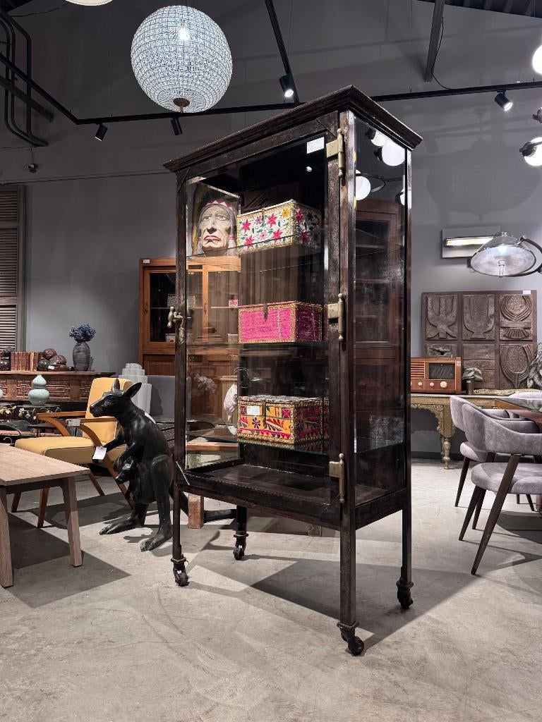 Vintage metalen vitrinekast op pootjes, Ophalen of Verzenden