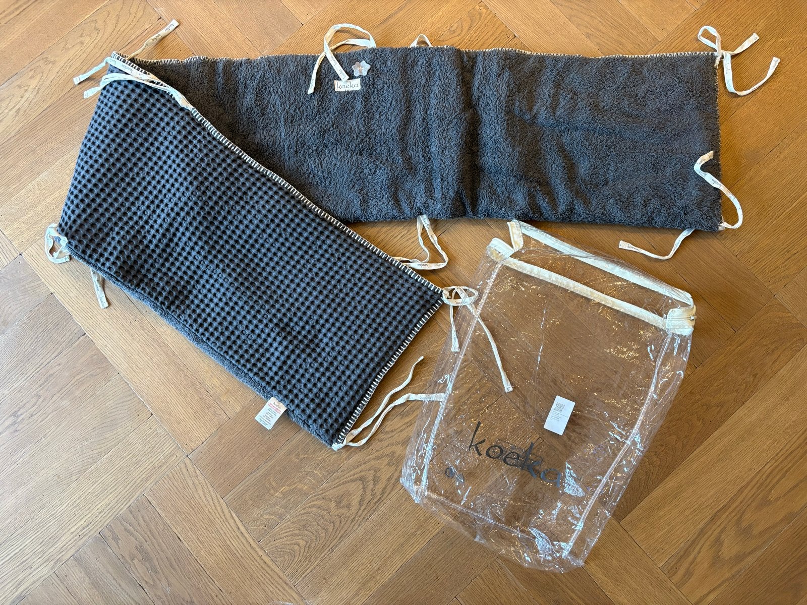 Koeka box/bedbumper donkergrijs 180x30 cm + Koeka opberghoes, Jongetje of Meisje, Ophalen of Verzenden, Zo goed als nieuw, Bedomrander