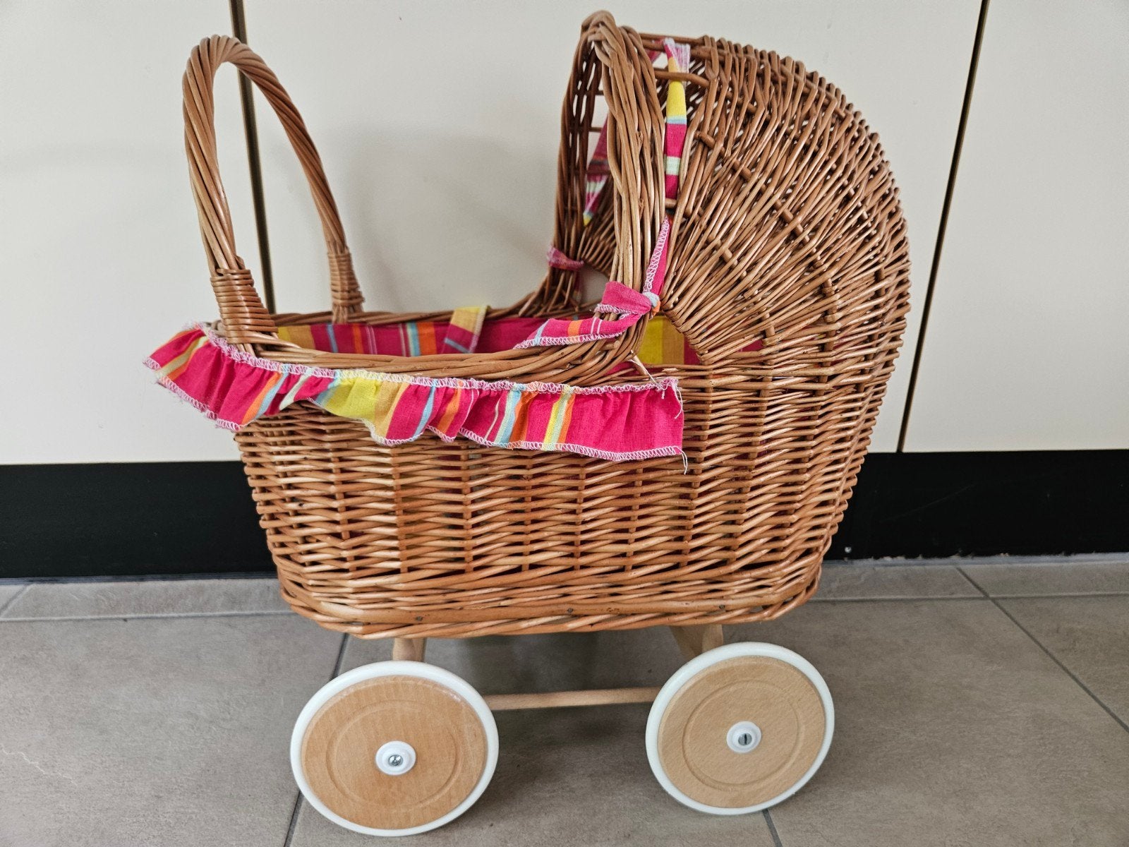 Rotan poppenwagen met vrolijke bekleding, Ophalen, Gebruikt, Babypop