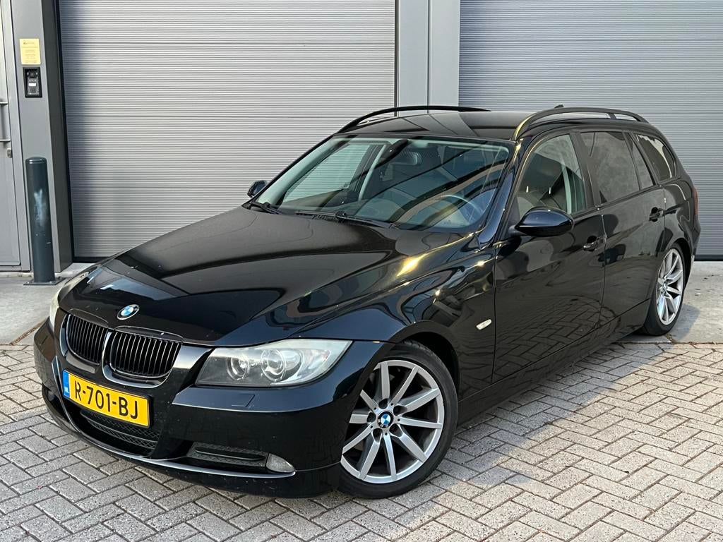 Zwarte BMW 3-Serie 320i E91 Touring 170PK/NieuweAPK/Navi/AC!, 1995 cc, Zwart, 4 cilinders, USB