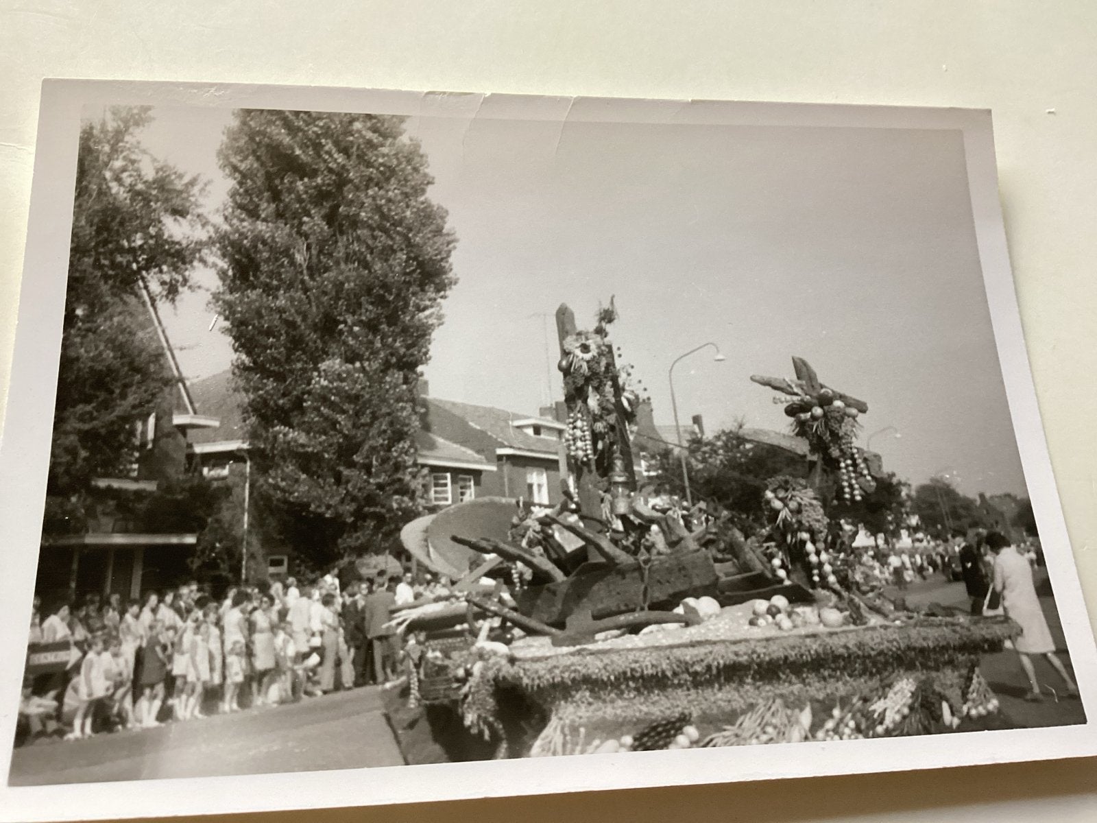 van bloemencorso met religieuze figuren 8x11 cm, Verzamelen, 1960 tot 1980, Gebruikt, Foto, Ophalen of Verzenden