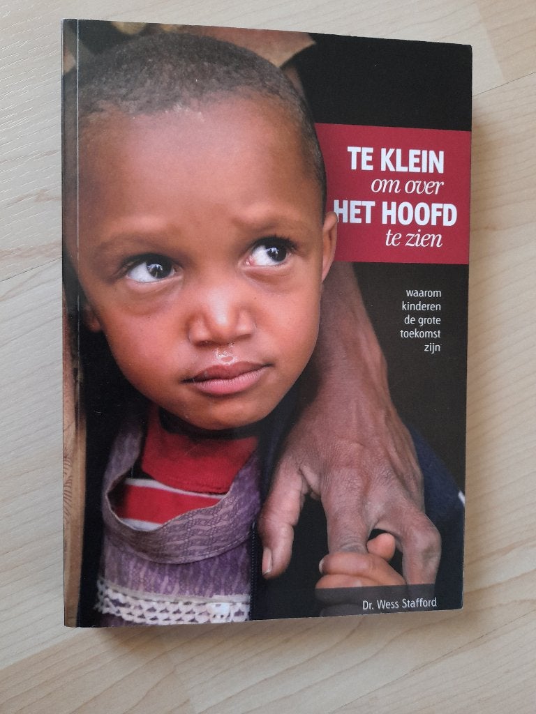 TE KLEIN OM OVER HET HOOFD TE ZIEN Dr Wess Stafford, Ophalen of Verzenden, Zo goed als nieuw