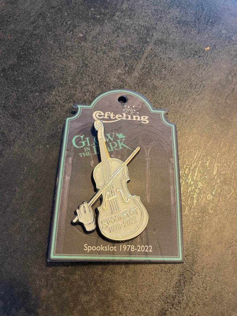 Efteling Spookslot Glow in the Dark Viool Pin 1978-2022, Ophalen of Verzenden, Nieuw, Button of Speldje