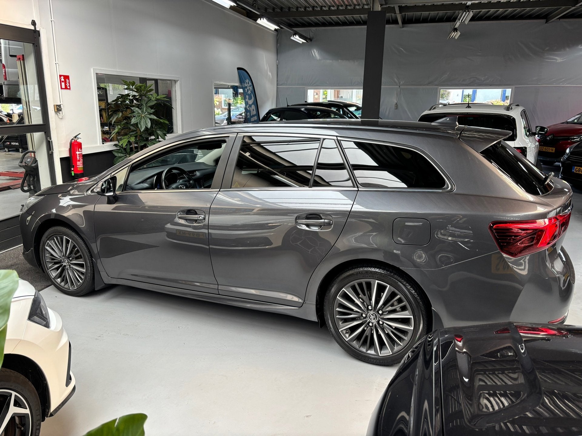Toyota Avensis Touring Sports 1.8 VVT-i Edition / Camera, Auto's, Stof, 4 cilinders, Met garantie (alle), 1600 kg