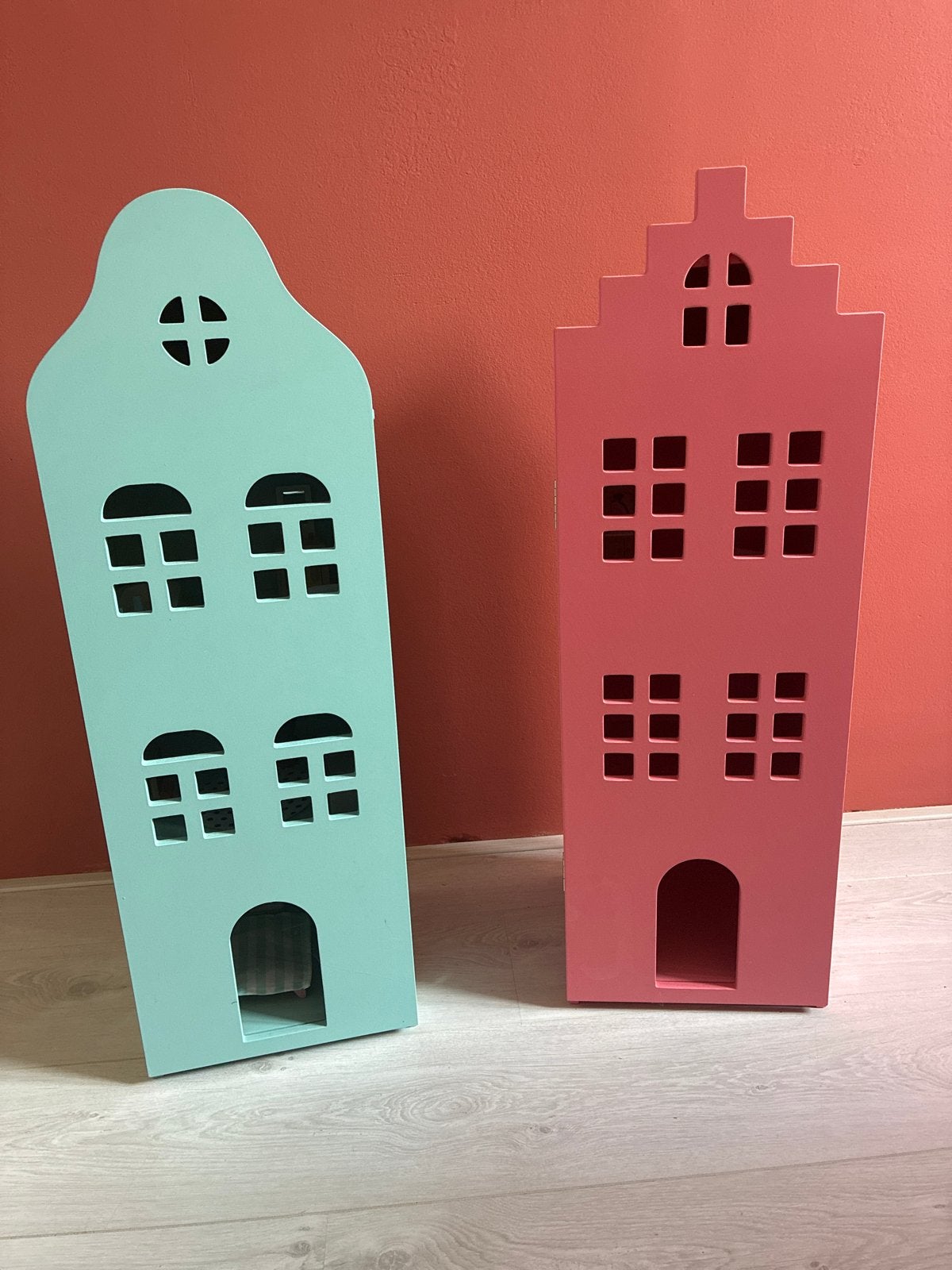 Set van 2 houten poppenhuizen in pastelkleuren, Ophalen, Zo goed als nieuw, Poppenhuis