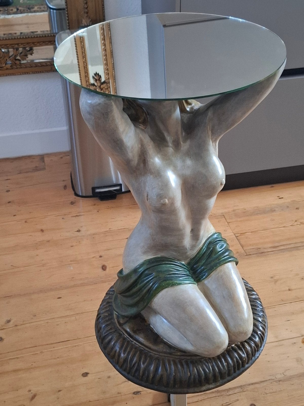 Bijzettafel met Vrouwenfiguur - Uniek Design, Overige materialen, Minder dan 55 cm, Ophalen of Verzenden, Zo goed als nieuw