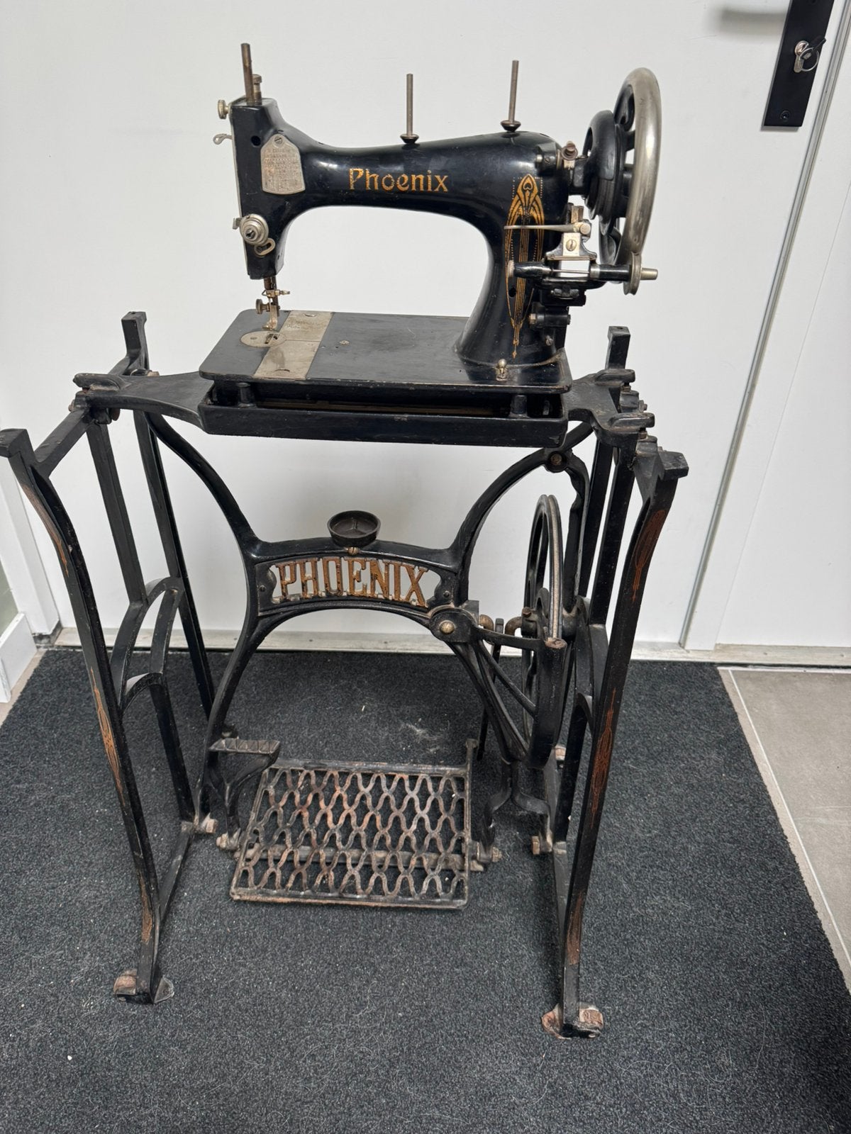 Phoenix naaimachine, Ophalen