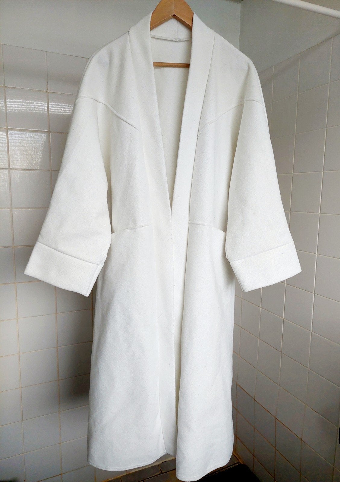 Lange witte jas, Ophalen of Verzenden, Zo goed als nieuw, Maat 42/44 (L), Wit