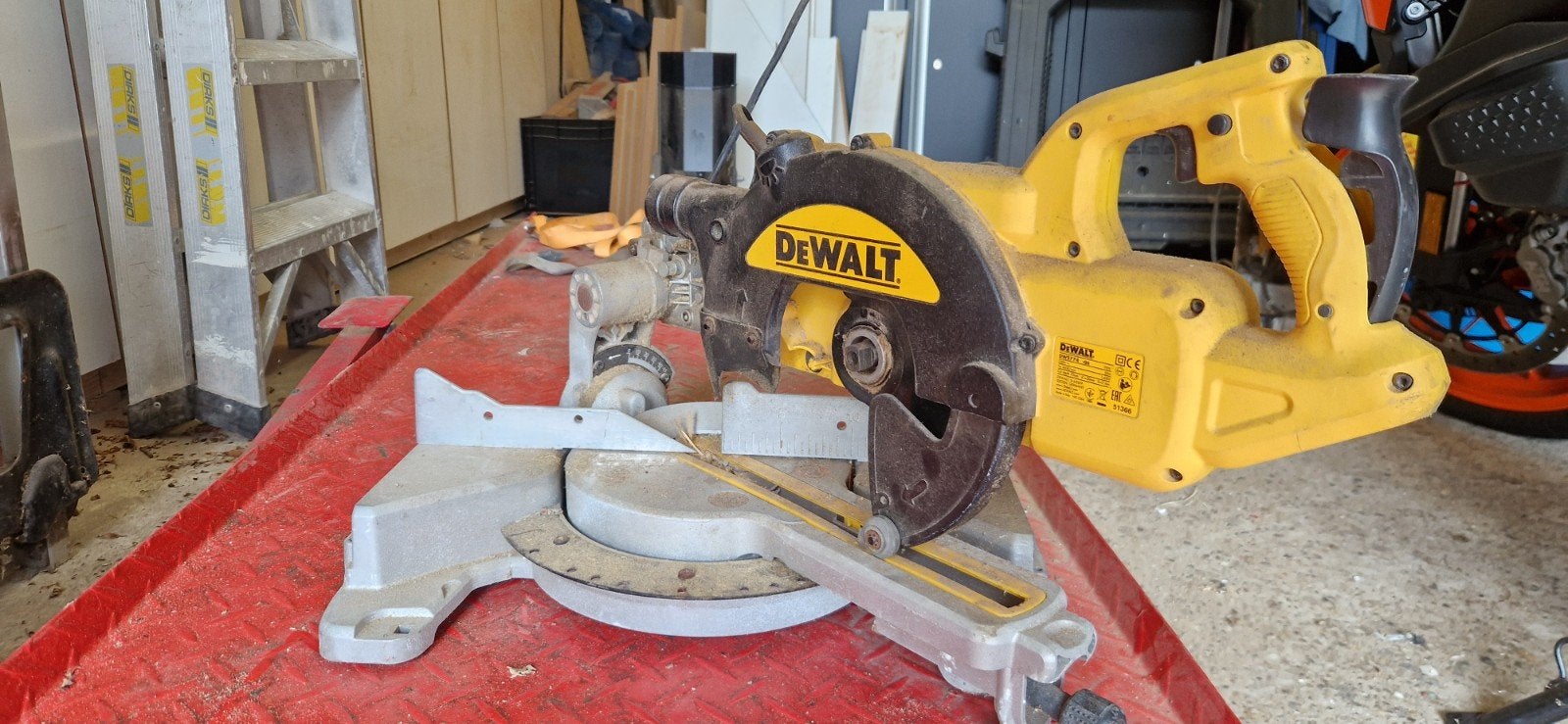 DeWalt DWS774 Afkortzaag - voor onderdelen, Gebruikt, DeWalt, 70 mm of meer, Ophalen of Verzenden