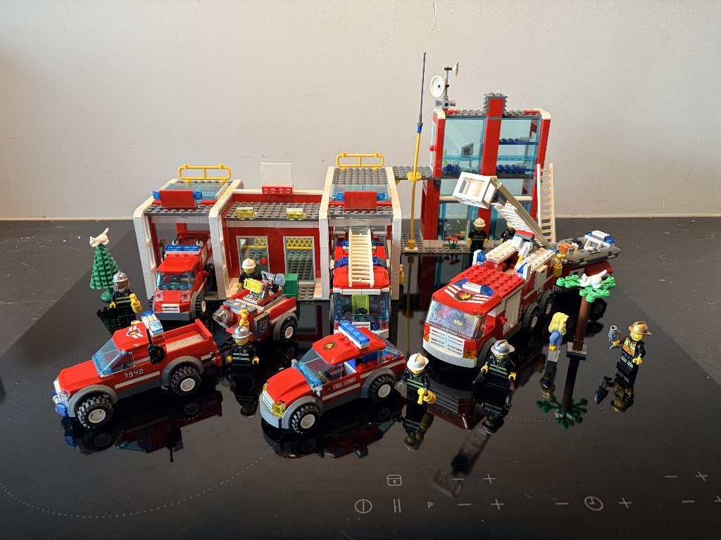 Lego Brandweerkazerne 7208 met diverse voertuigsets, Kinderen en Baby's, Speelgoed | Duplo en Lego, City, Lego, Ophalen of Verzenden