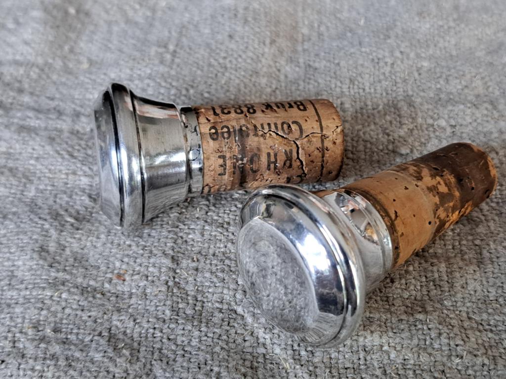 2 Wijnkurken met verzilverde dop., Ophalen of Verzenden, Gebruikt, Zilver, Metaal