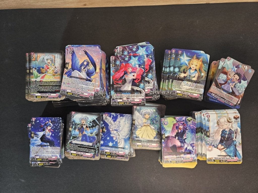 Cardfight Vanguard Lyrical Monasterio Bulk 2000+ kaarten, Ophalen of Verzenden, Zo goed als nieuw, Meerdere kaarten